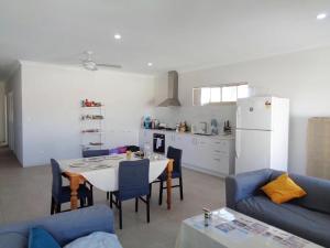 uma sala de estar com mesa e cadeiras e uma cozinha em 41A5 -near Perth airport, CDB, East Perth, Curtin University, Victoria Park, TAFE em Perth