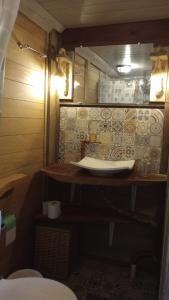 uma casa de banho com um lavatório e um WC numa prateleira em Chalé Cafofo em Campo Alegre