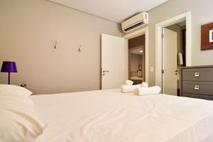 - une chambre blanche avec un grand lit blanc dans l'établissement Luxo com Vista Mar na Praia Brava, Itajaí BX0760, à Itajaí