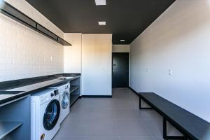 - une buanderie avec un lave-linge et un sèche-linge dans l'établissement Studio em condomínio c/ piscina 700m praia STI210, à Florianópolis