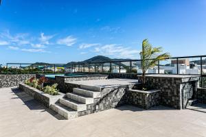 een patio met een trap, een zwembad en een palmboom bij Studio em condomínio c/ piscina 700m praia STI210 in Florianópolis