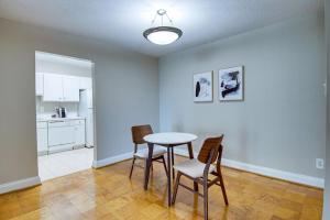 cocina y comedor con mesa y sillas en Landing Modern Apartment with Amazing Amenities (ID4403X17), 