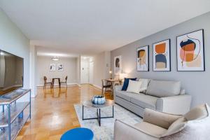 sala de estar con sofá y mesa en Landing Modern Apartment with Amazing Amenities (ID4403X17), 
