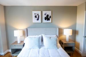 1 dormitorio con 1 cama blanca y 2 lámparas en Landing Modern Apartment with Amazing Amenities (ID4403X17), 
