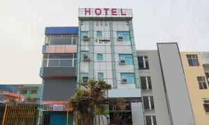 un edificio de hotel con un cartel de hotel en HOTEL GREEN VIEW PALACE, en Ghaziabad