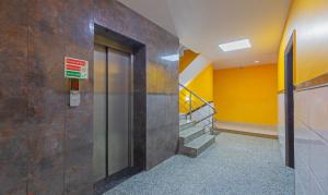 ascensor en un edificio con escaleras y paredes amarillas en HOTEL GREEN VIEW PALACE, en Ghaziabad