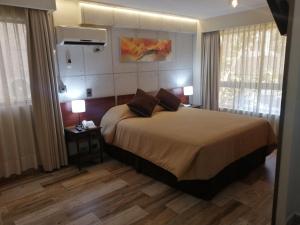 Postel nebo postele na pokoji v ubytování Hotel Diego de Velazquez + 37 fotografií