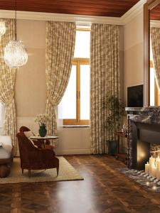 ein Wohnzimmer mit einem Kamin und einem Kronleuchter in der Unterkunft Hotel Fleur de Ville in Brüssel