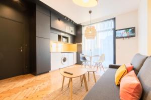 un salon avec un canapé et une table dans l'établissement Marcq-en-Baroeul - Beautiful art deco app !, à Marcq-en-Barœul