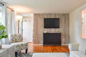 Μια τηλεόραση ή/και κέντρο ψυχαγωγίας στο A C 3 Min Walk to Beach on Long Pond