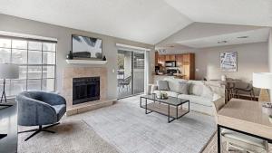 sala de estar con sofá y chimenea en Landing Modern Apartment with Amazing Amenities (ID1214X776) en Las Vegas