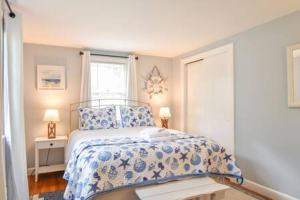 sypialnia z łóżkiem z niebieską kołdrą i 2 oknami w obiekcie A C 3 Min Walk to Beach on Long Pond w mieście Yarmouth