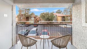 balcón con sillas, mesa y coche en Landing Modern Apartment with Amazing Amenities (ID1214X776) en Las Vegas