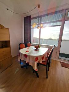 a dining room with a table and chairs and a window at Ferienpark P05-008 Ferienpark in Heiligenhafen