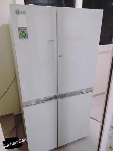 due frigoriferi sono in piedi uno accanto all'altro di 천성리버 아파트 집전체 렌트 a Yangsan
