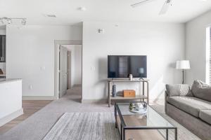 バーミングハムにあるLanding Modern Apartment with Amazing Amenities (ID3573X92)のリビングルーム(ソファ、テレビ付)