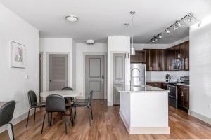 バーミングハムにあるLanding Modern Apartment with Amazing Amenities (ID3573X92)のキッチン、ダイニングルーム(テーブル、椅子付)
