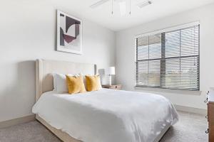 バーミングハムにあるLanding Modern Apartment with Amazing Amenities (ID3573X92)の白いベッドルーム(大きな白いベッド、黄色い枕付)