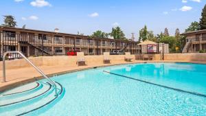 a large swimming pool in front of a hotel at Best Western Golden Key in Auburn