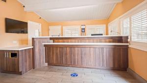 a bar in a room with orange walls at Best Western Golden Key in Auburn