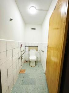 een badkamer met een toilet in een kamer bij MZ Homestay Tuaran in Tuaran