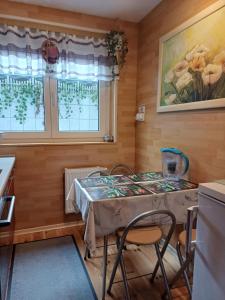 uma cozinha com mesa e cadeiras num quarto em Bei Mayer's em Ringsheim
