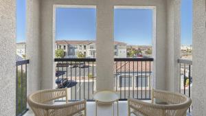 balcone con 2 sedie e vista su una strada di Landing Modern Apartment with Amazing Amenities (ID1256X519) a Las Vegas