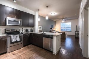 Ett kök eller pentry på Landing Modern Apartment with Amazing Amenities (ID2934X06)