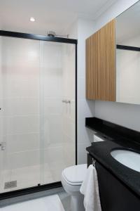 y baño con ducha, aseo y lavamanos. en Loft moderno e bem localizado V777312, en Porto Alegre