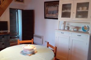 eine Küche mit einem Tisch und einer Kerze darauf in der Unterkunft Gîte E Curtaline in Speloncato