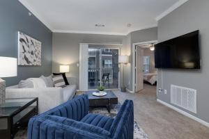 a living room with a couch and a tv at Landing Modern Apartment with Amazing Amenities (ID4329) in Mount Juliet