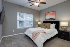 a bedroom with a bed and a ceiling fan at Landing Modern Apartment with Amazing Amenities (ID4329) in Mount Juliet