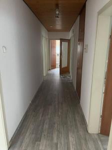 un couloir vide d'un immeuble de bureaux revêtu de parquet dans l'établissement Eventus-House, à Horb am Neckar