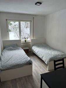 - une chambre avec 2 lits et une fenêtre dans l'établissement Eventus-House, à Horb am Neckar