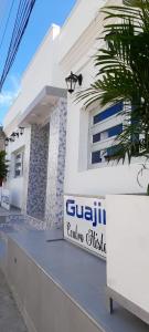 un edificio con una señal delante de él en Hotel La Guajira - Centro Historico, en Ríohacha