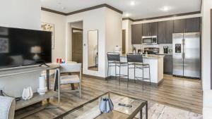 cocina y sala de estar con mesa y sillas en Landing Modern Apartment with Amazing Amenities (ID8320X88), en Louisville
