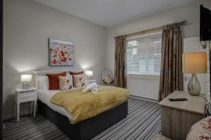 um quarto com uma cama grande e uma janela em Hornby Apartments em Blackpool