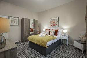 A bed or beds in a room at Hornby Apartments