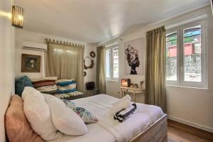 a bedroom with a white bed with pillows on it at Villa Alma Da Lua in Saint-Pierre