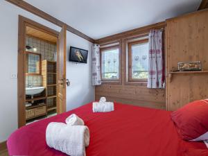 سرير أو أسرّة في غرفة في Chalet Courchevel 1550, 6 pièces, 8 personnes - FR-1-562-44