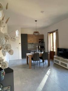 a kitchen and dining room with a table and chairs at Casa Giovanni in Pavia