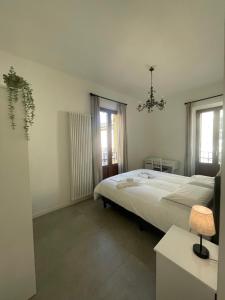 1 dormitorio con cama y lámpara de araña en Casa Giovanni, en Pavia