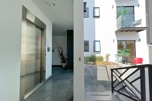 un couloir d'une maison avec une porte en verre dans l'établissement Apartaestudio CDMX, zona norte, à Mexico