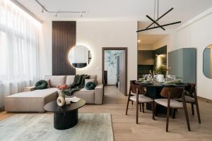 MUSE - LoftAffair Collection في كراكوف: غرفة معيشة مع أريكة وطاولة