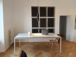 - une table blanche avec une chaise dans la chambre dans l'établissement LESS IS MORE, à Tuscania