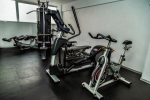 een fitnessruimte met 2 fietsen naast elkaar geparkeerd bij Gamma Puebla Señorial Centro in Puebla