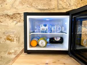 een open koelkast gevuld met drankjes en andere producten bij Casa Vacanze A un Passo dal Volo in Bari