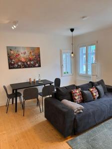 sala de estar con sofá y mesa en Apartment für 6 Aalen Zentrum Netflix 300 Mbit Wlan, en Aalen