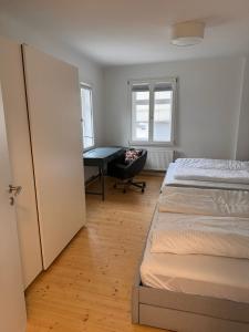 a bedroom with a bed and a desk in it at Apartment für 6 Aalen Zentrum Netflix 300 Mbit Wlan in Aalen