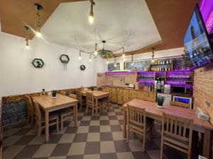 un restaurante con mesas de madera y un bar en Pensiunea Relax, en Râmnicu Vâlcea